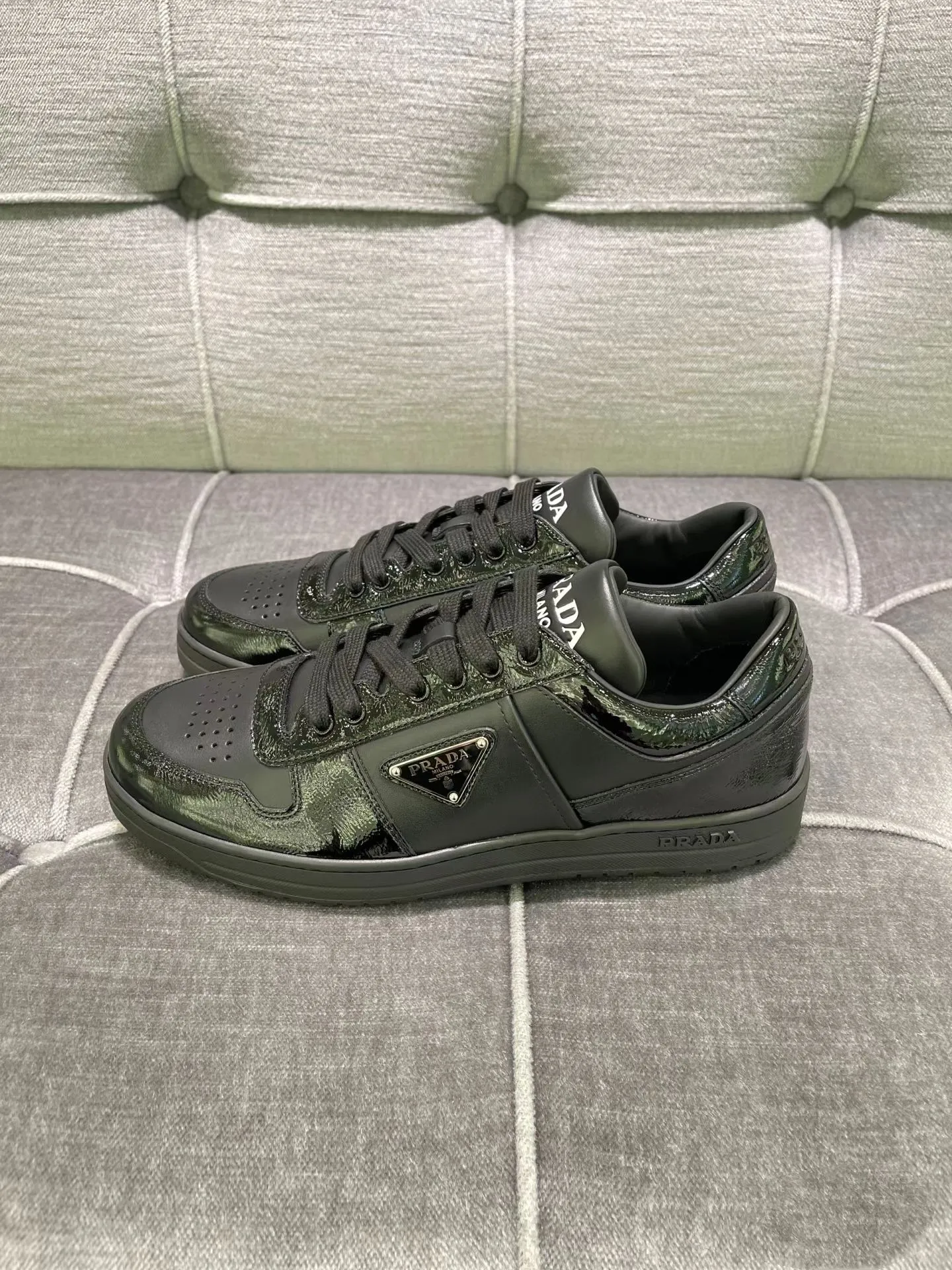 P380 Yuan 38-45 Prada Prada’s new men’s leather sports shoes, the highest version on the market, any comparison is welcome🆚! The original leather has excellent texture and is super high-end! Fetal sheep net lining imported from Italy, removable pad! Luxurious materials and fine workmanship, highly recommended!